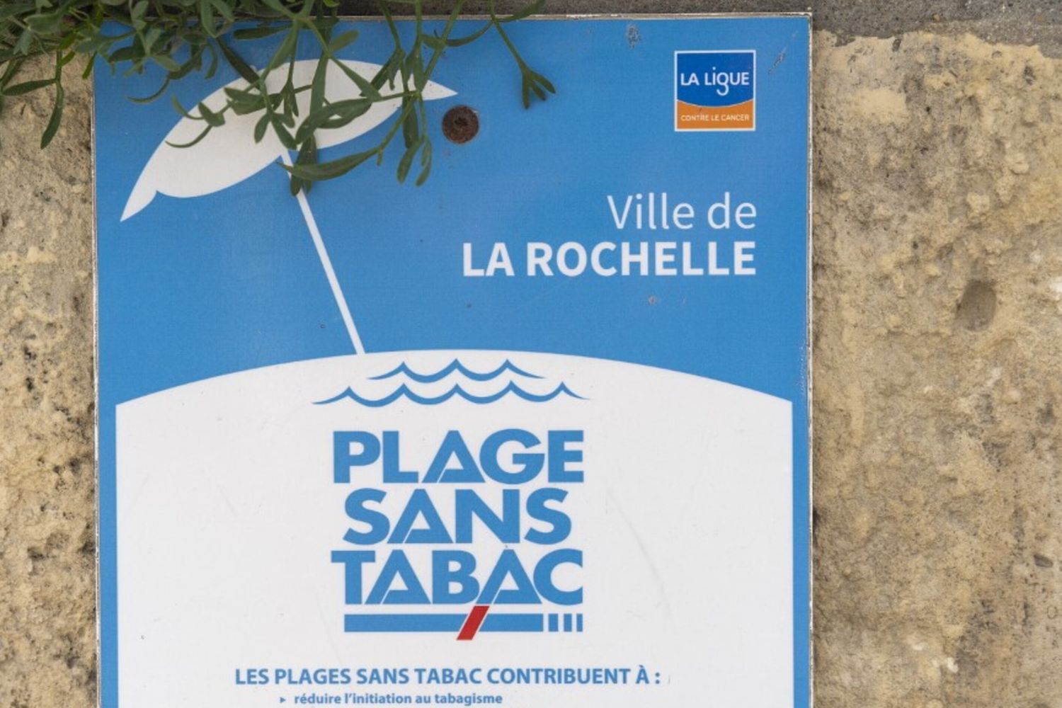 Francia, vietato fumare sulle spiagge e nei parchi