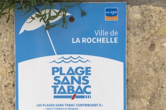 Francia, vietato fumare sulle spiagge e nei parchi