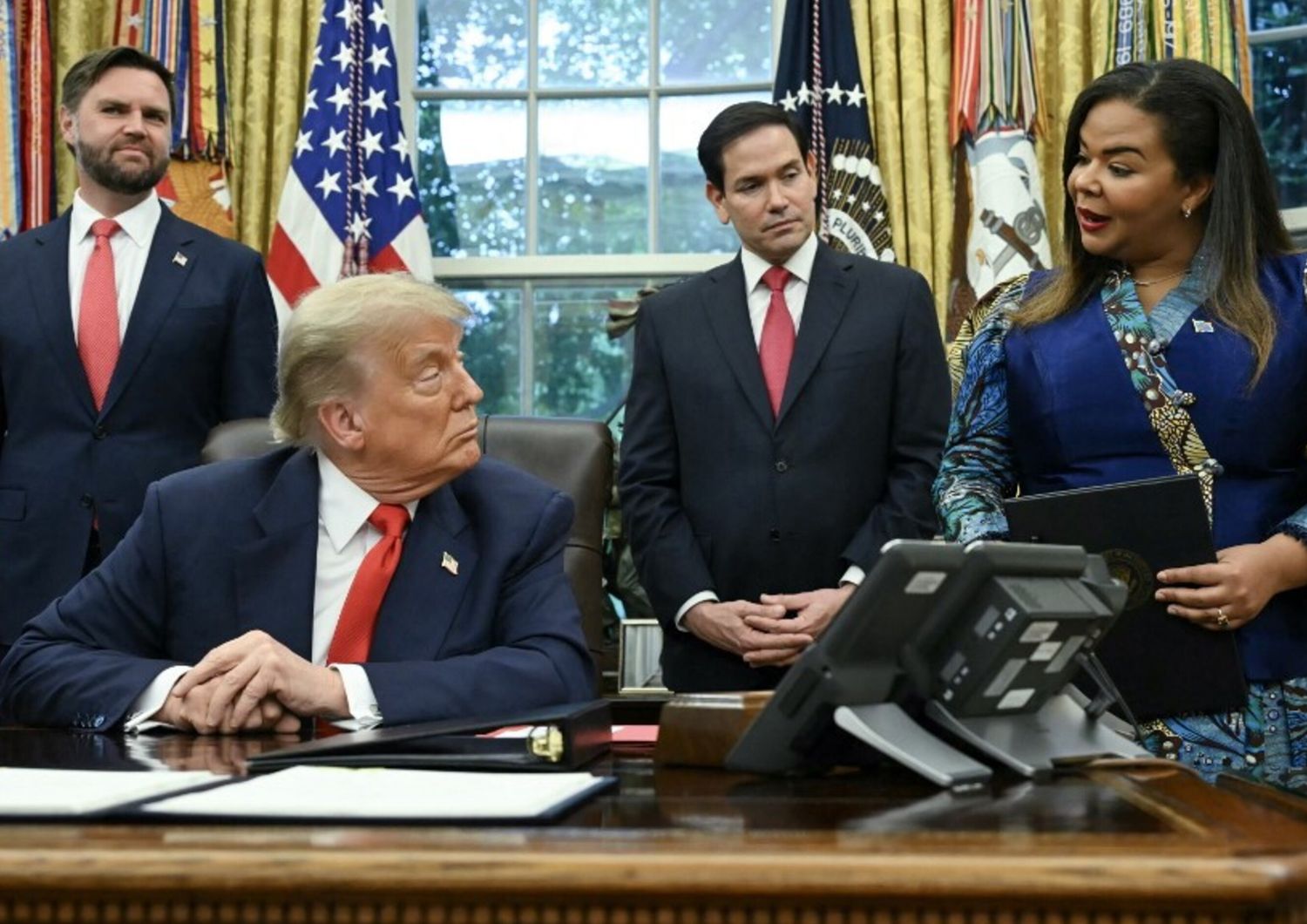 Il vicepresidente JD Vance, il presidente degli Stati Uniti Donald Trump e il segretario di Stato Marco Rubio ascoltano il ministro degli Esteri della Repubblica Democratica del Congo Thérèse Kayikwamba Wagner durante un incontro con lei e il ministro degli Esteri ruandese Olivier Nduhungirehe (non nella foto) nello Studio Ovale della Casa Bianca a Washington, DC, il 27 giugno 2025