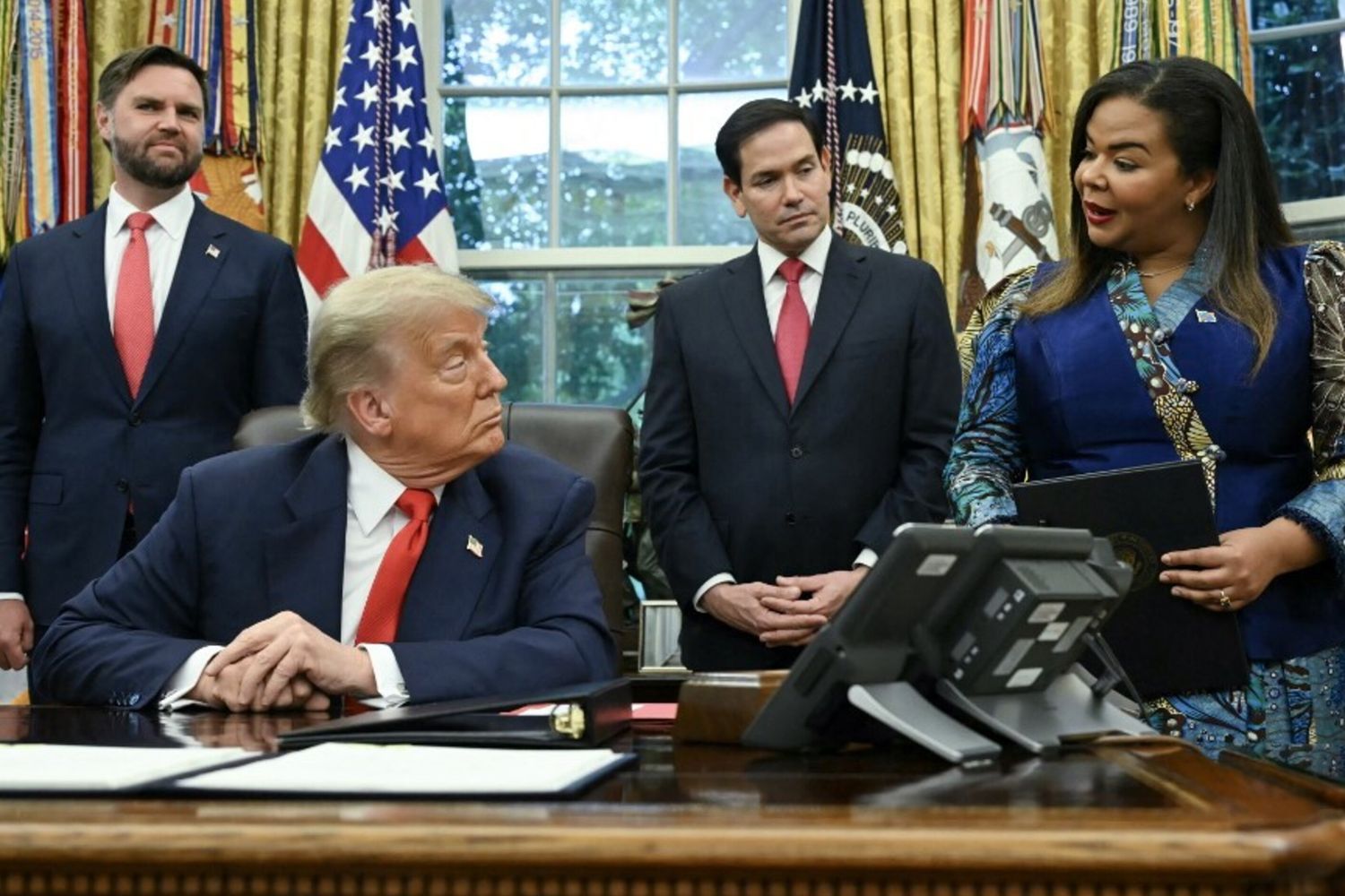 Il vicepresidente JD Vance, il presidente degli Stati Uniti Donald Trump e il segretario di Stato Marco Rubio ascoltano il ministro degli Esteri della Repubblica Democratica del Congo Thérèse Kayikwamba Wagner durante un incontro con lei e il ministro degli Esteri ruandese Olivier Nduhungirehe (non nella foto) nello Studio Ovale della Casa Bianca a Washington, DC, il 27 giugno 2025