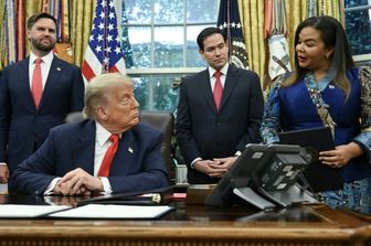 Il vicepresidente JD Vance, il presidente degli Stati Uniti Donald Trump e il segretario di Stato Marco Rubio ascoltano il ministro degli Esteri della Repubblica Democratica del Congo Thérèse Kayikwamba Wagner durante un incontro con lei e il ministro degli Esteri ruandese Olivier Nduhungirehe (non nella foto) nello Studio Ovale della Casa Bianca a Washington, DC, il 27 giugno 2025