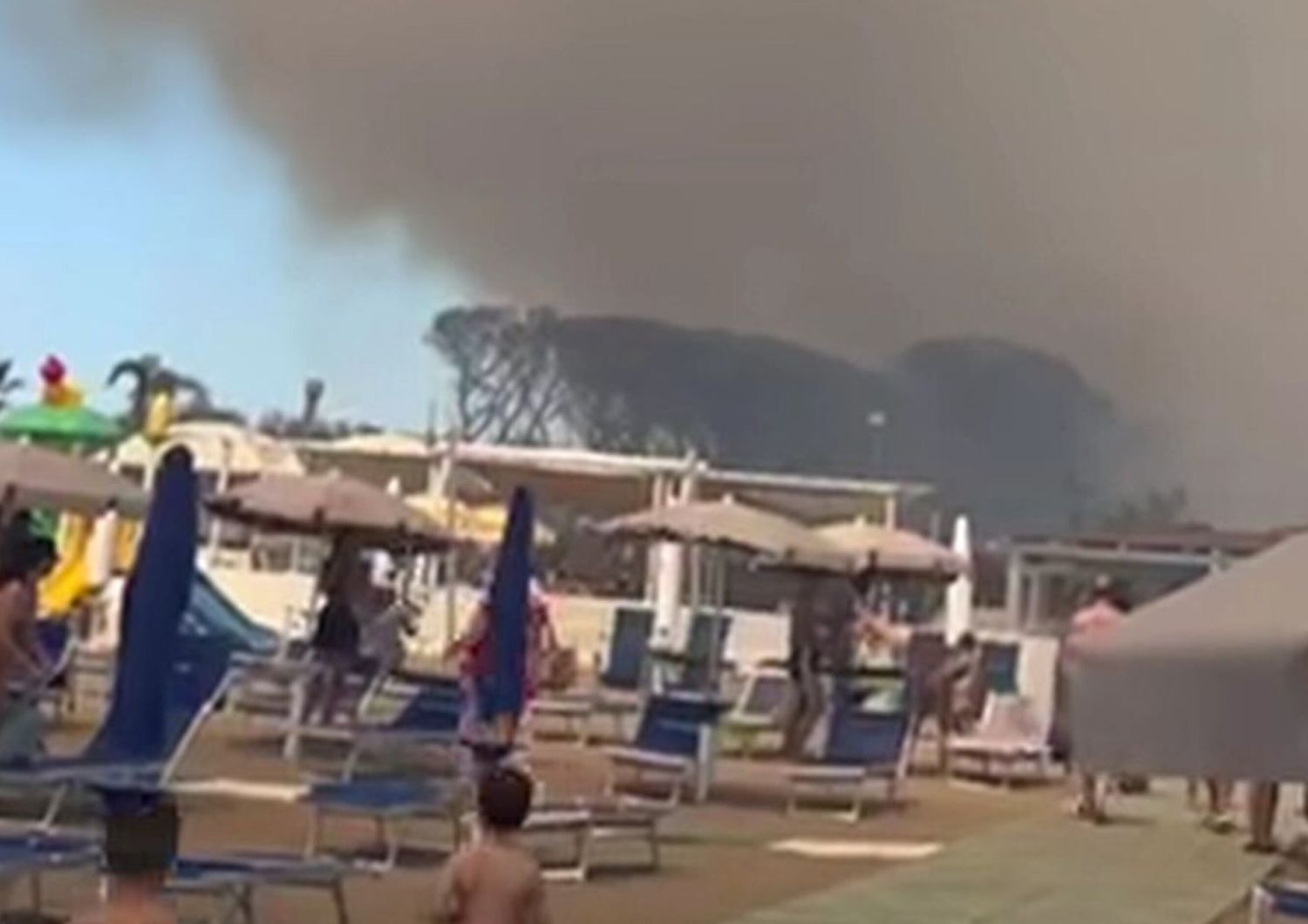 Incendio a Baia Domizia