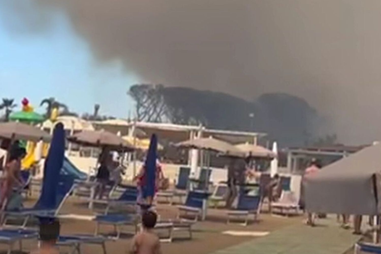 Incendio a Baia Domizia