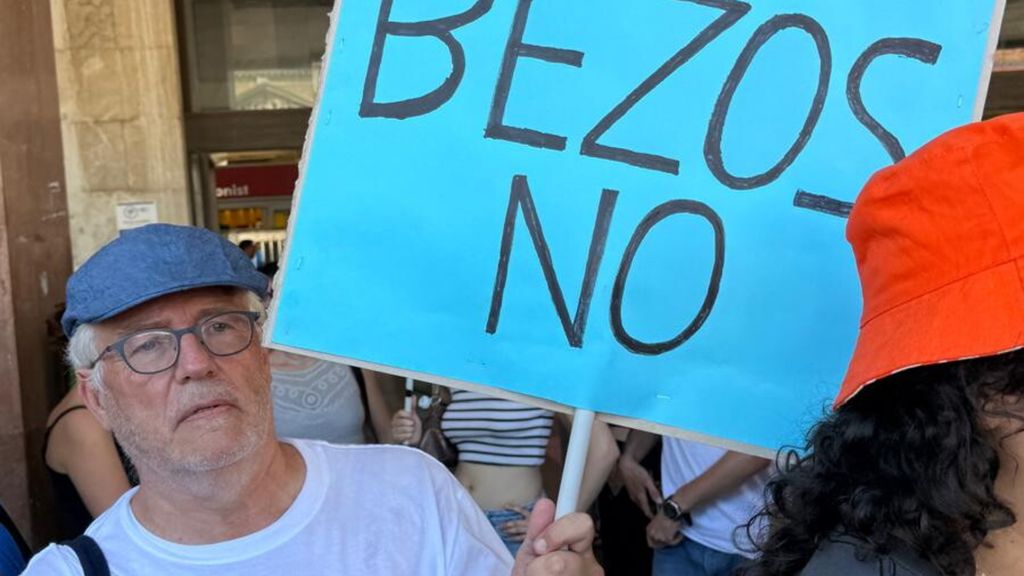 In piazza con i gonfiabili contro le nozze di Bezos