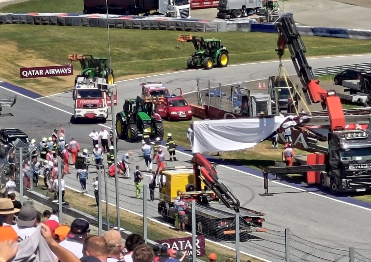 gp-austria-crollo-ponte-pubblicitario-red-bull-ring