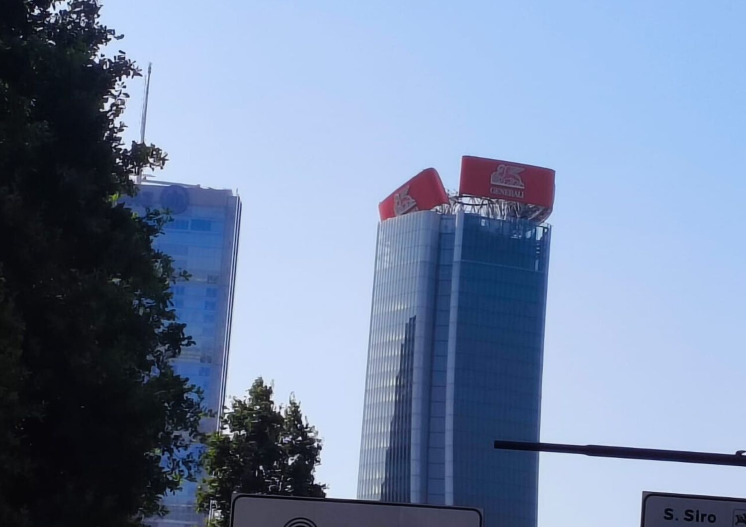 Milano, collassa l'insegna Generali della Torre Hadid