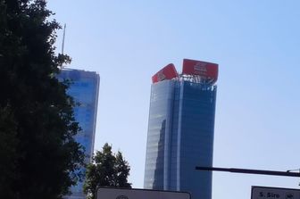 Milano, collassa l'insegna Generali della Torre Hadid