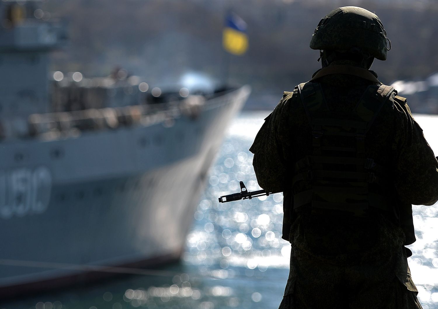 La volontà di Putin di riportare Mosca ai fasti di un tempo e il fastidio crescente per la politica Usa che ha allargato i confini della Nato fino all'estremo 'Limes' dell'Europa orientale sono tra le cause dello scoppio della crisi ucraina e dell'annessione della Crimea da parte del Cremlino. La crisi ucraina viene considerato la piu' pericolosa dalla fine della Guerra fredda. Le tensioni tra Russia e Usa sono ai massimi storici. Nella foto un soldato russo nel porto di Sebastopoli a marzo del 2014 (foto Afp)