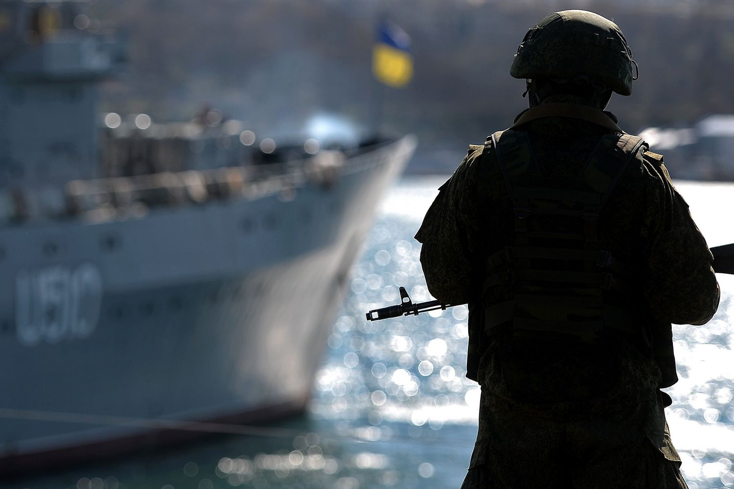 La volontà di Putin di riportare Mosca ai fasti di un tempo e il fastidio crescente per la politica Usa che ha allargato i confini della Nato fino all'estremo 'Limes' dell'Europa orientale sono tra le cause dello scoppio della crisi ucraina e dell'annessione della Crimea da parte del Cremlino. La crisi ucraina viene considerato la piu' pericolosa dalla fine della Guerra fredda. Le tensioni tra Russia e Usa sono ai massimi storici. Nella foto un soldato russo nel porto di Sebastopoli a marzo del 2014 (foto Afp)