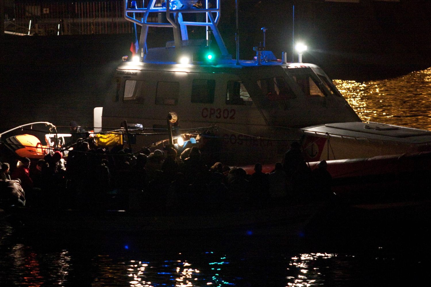 Taranto, trovato un cadavere in mare. Forse è uno dei quattro pescatori dispersi