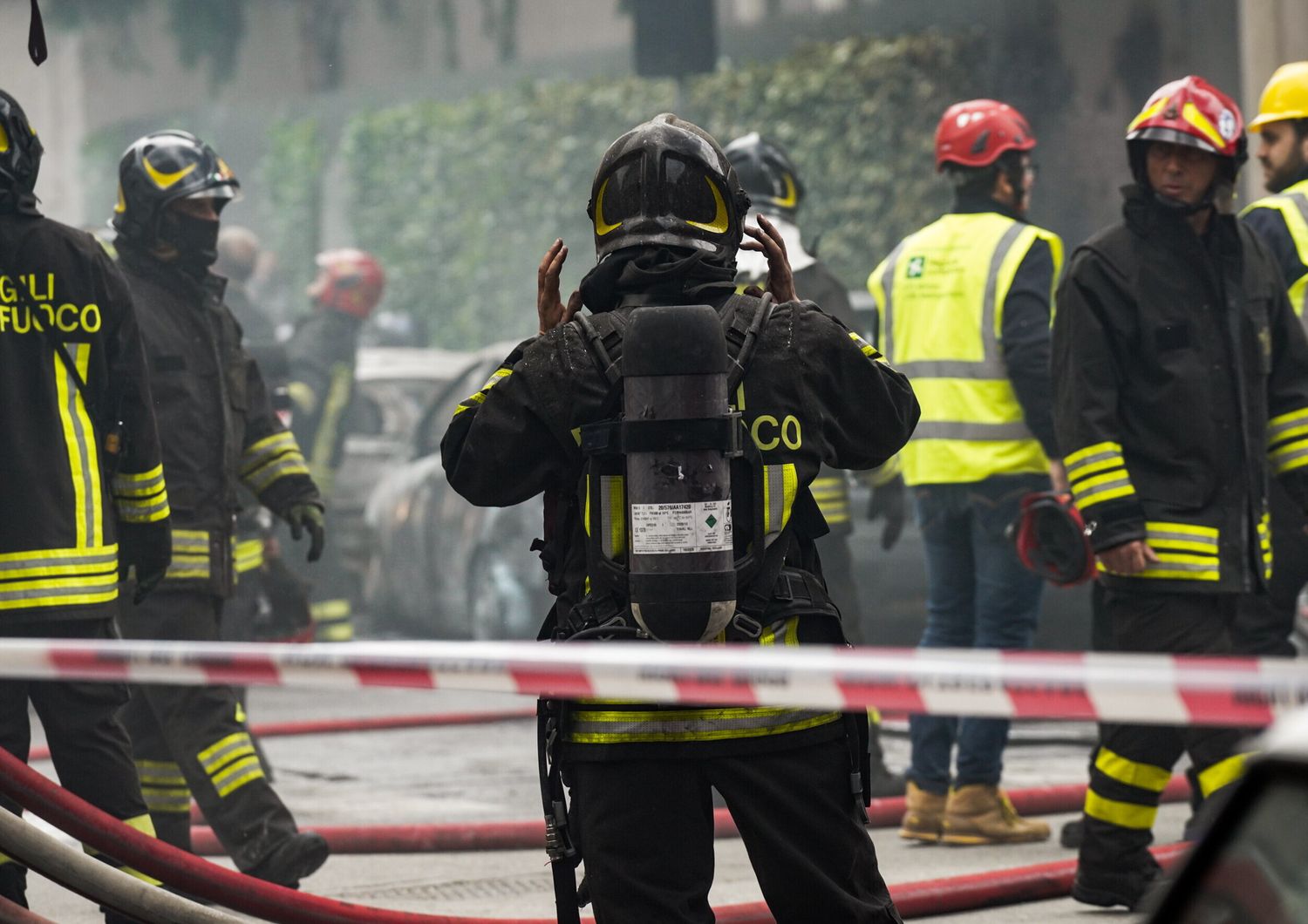 Vigili del fuoco intervengono in un incendio