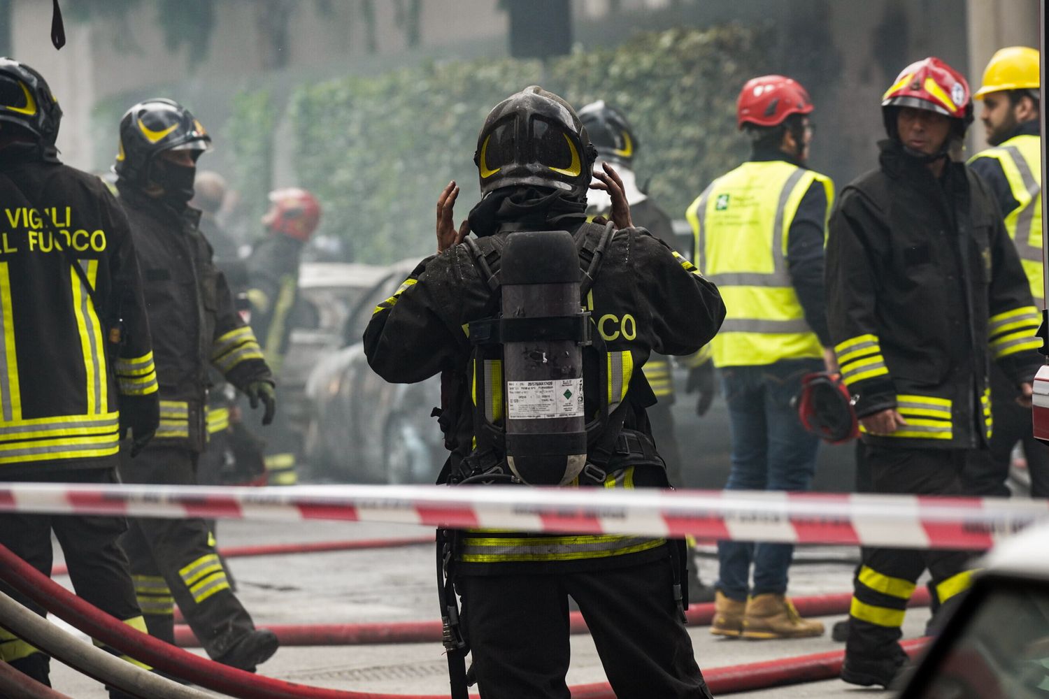 Vigili del fuoco intervengono in un incendio