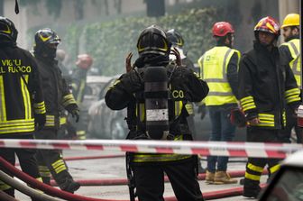 Vigili del fuoco intervengono in un incendio