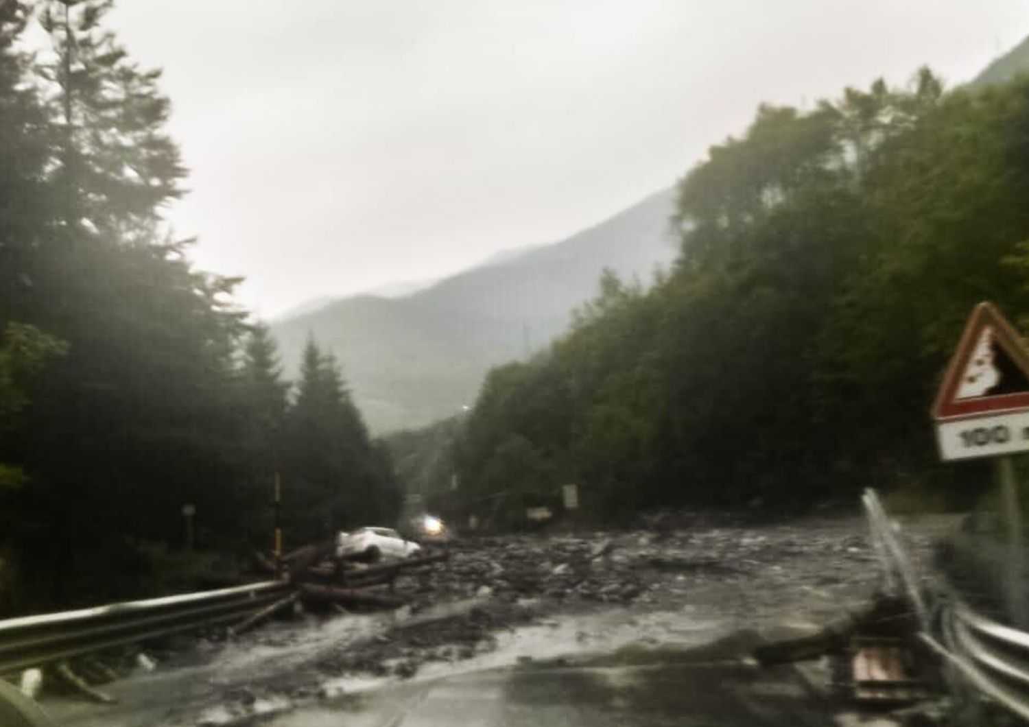 Cogne isolata bomba acqua provoca due frane