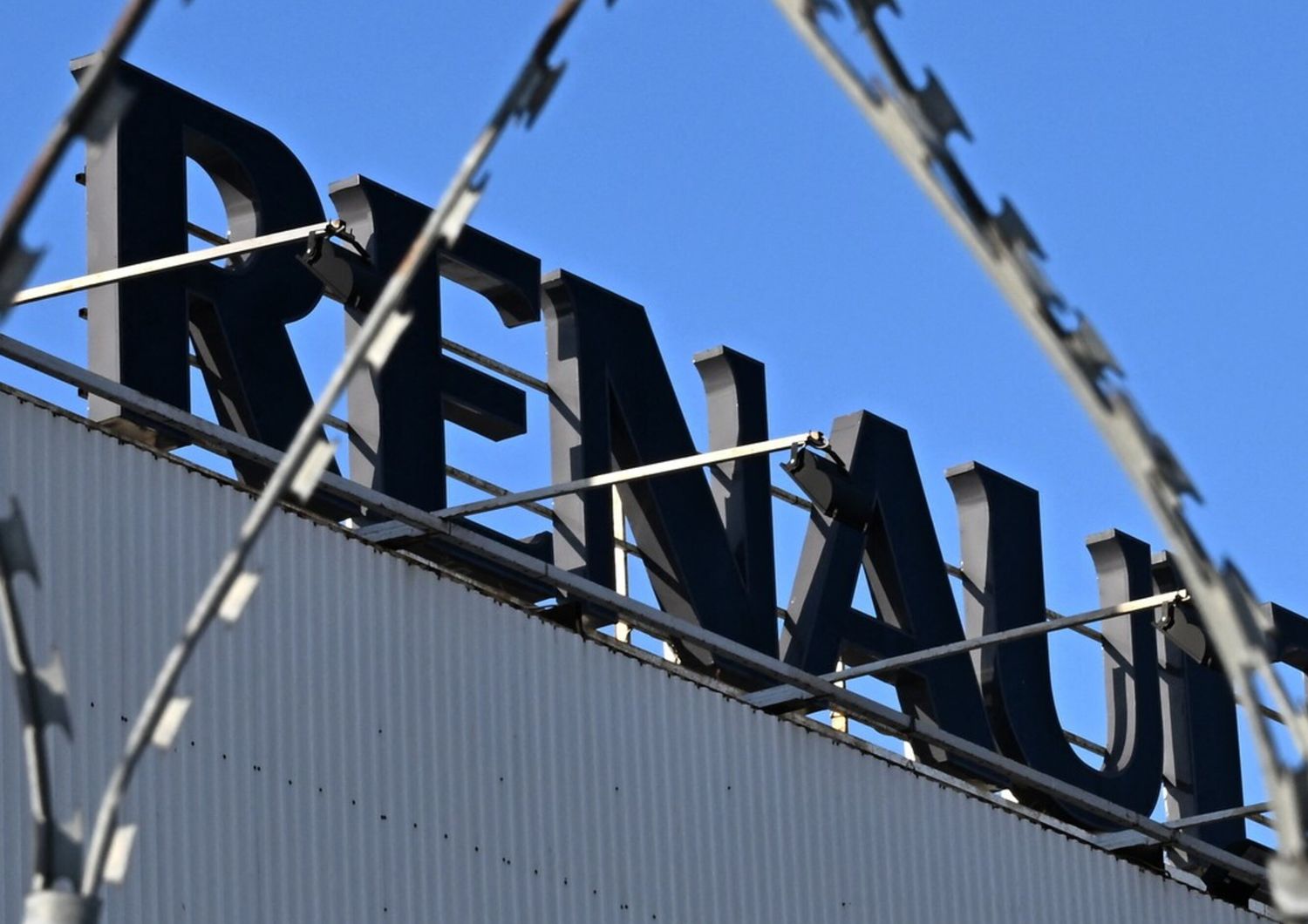 Il logo della Renault nell'impianto di Mosca