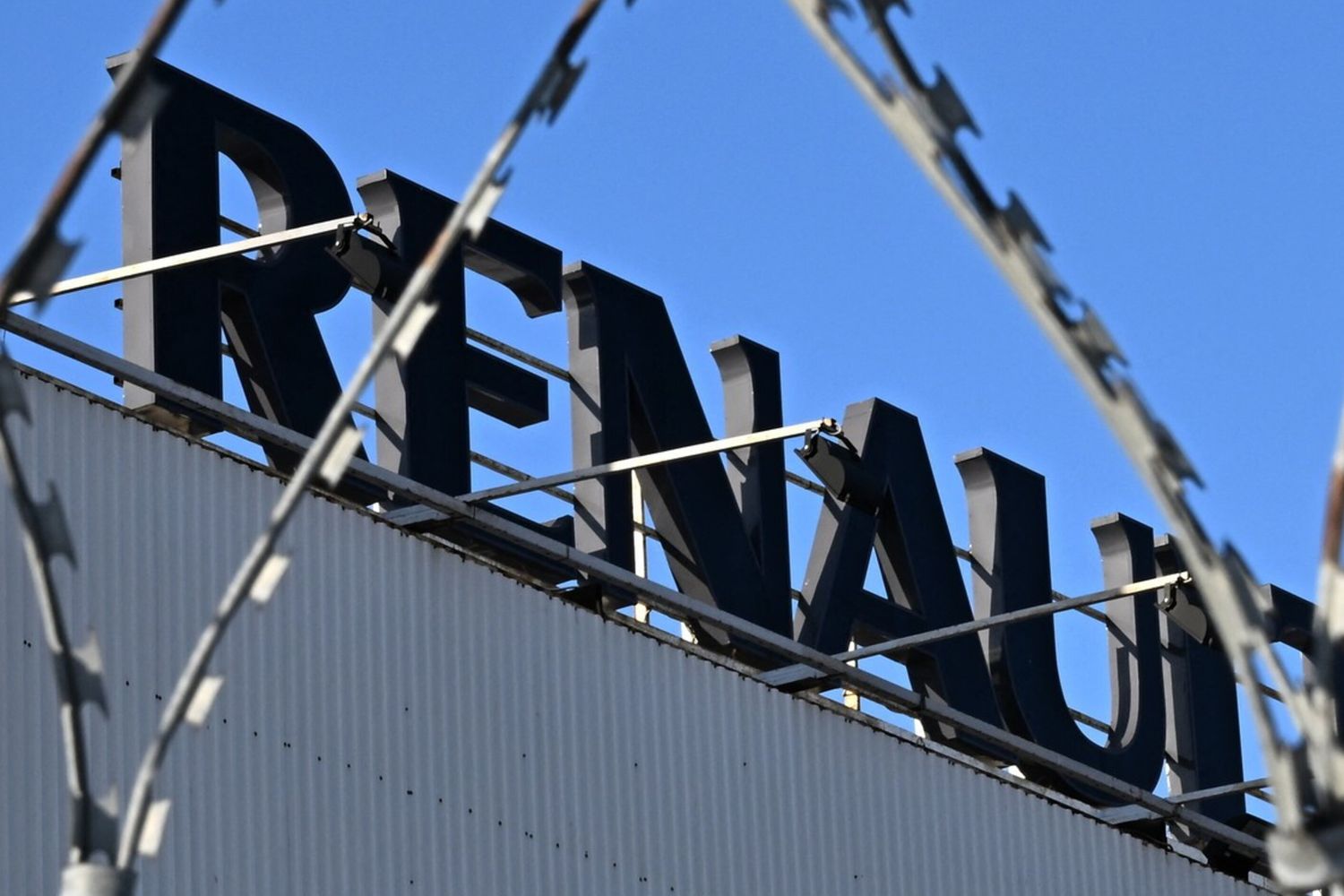 Il logo della Renault nell'impianto di Mosca