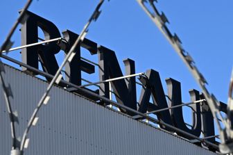 Il logo della Renault nell'impianto di Mosca
