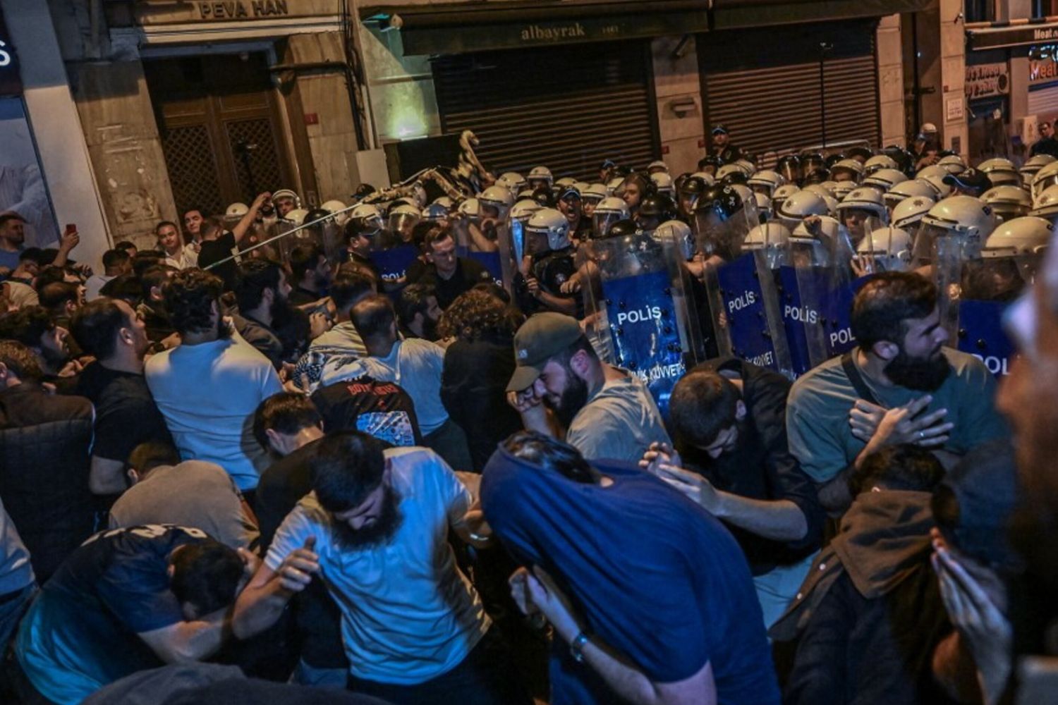 La protesta contro la rivista Leman