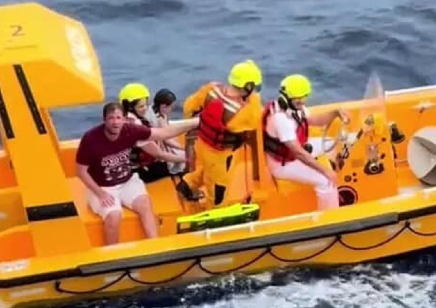 Salvataggio bambina caduta da nave da Crociera