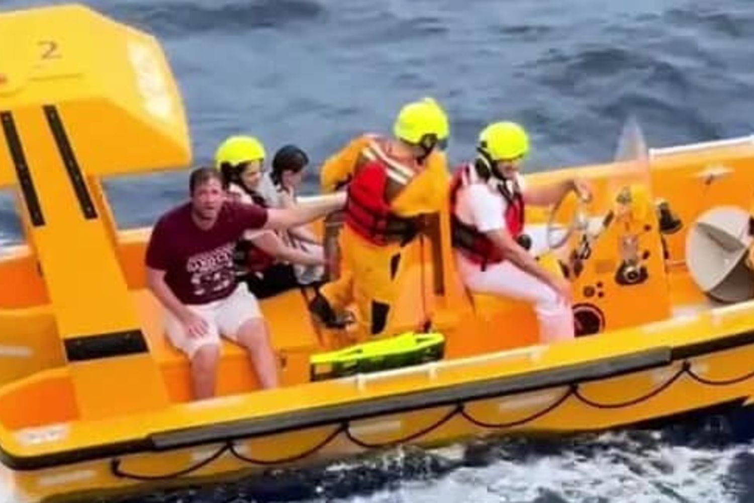 Salvataggio bambina caduta da nave da Crociera