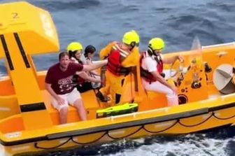 Salvataggio bambina caduta da nave da Crociera