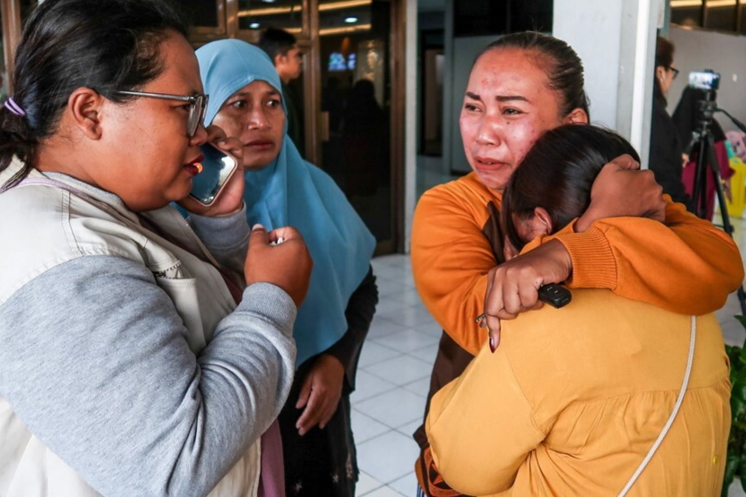 Familiari  attendono aggiornamenti sulle operazioni di ricerca di almeno dei dispersi dopo l'affondamento di un traghetto