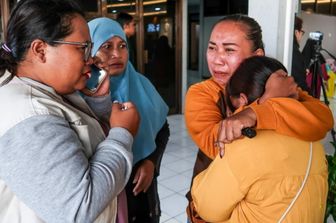 Familiari  attendono aggiornamenti sulle operazioni di ricerca di almeno dei dispersi dopo l'affondamento di un traghetto