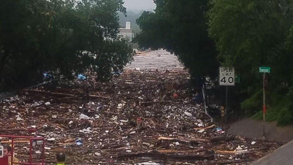 Almeno 32 morti per le alluvioni in Texas. Disperse 27 ragazze di un centro estivo travolto dalle acque