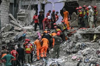 Crollo palazzina a Karachi