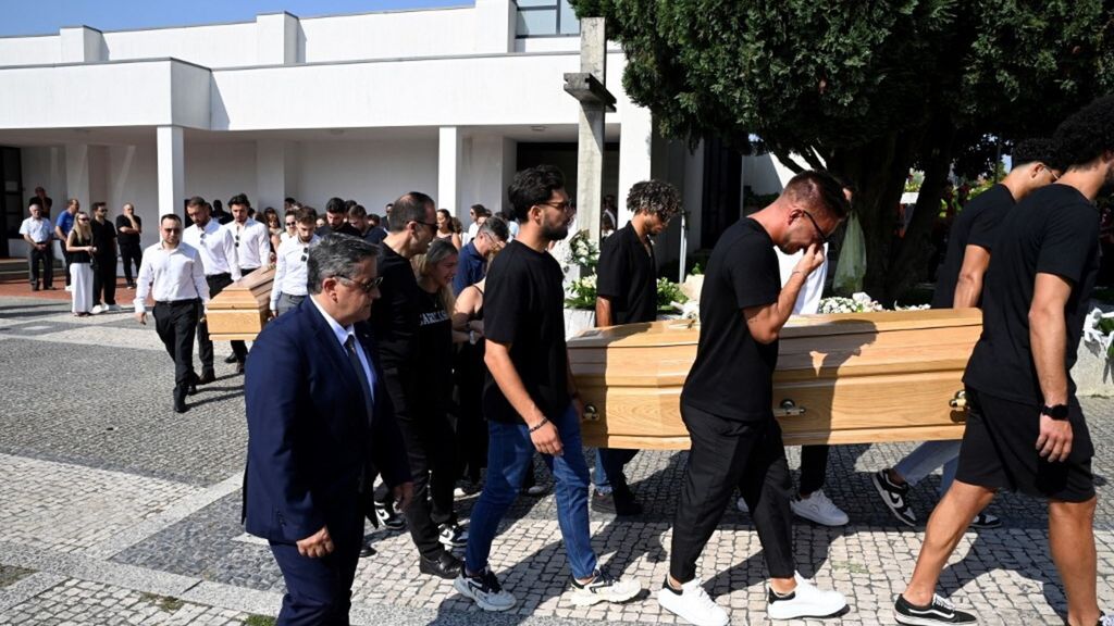 Il feretro di Diogo Jota  e di suo fratello Andre Silva