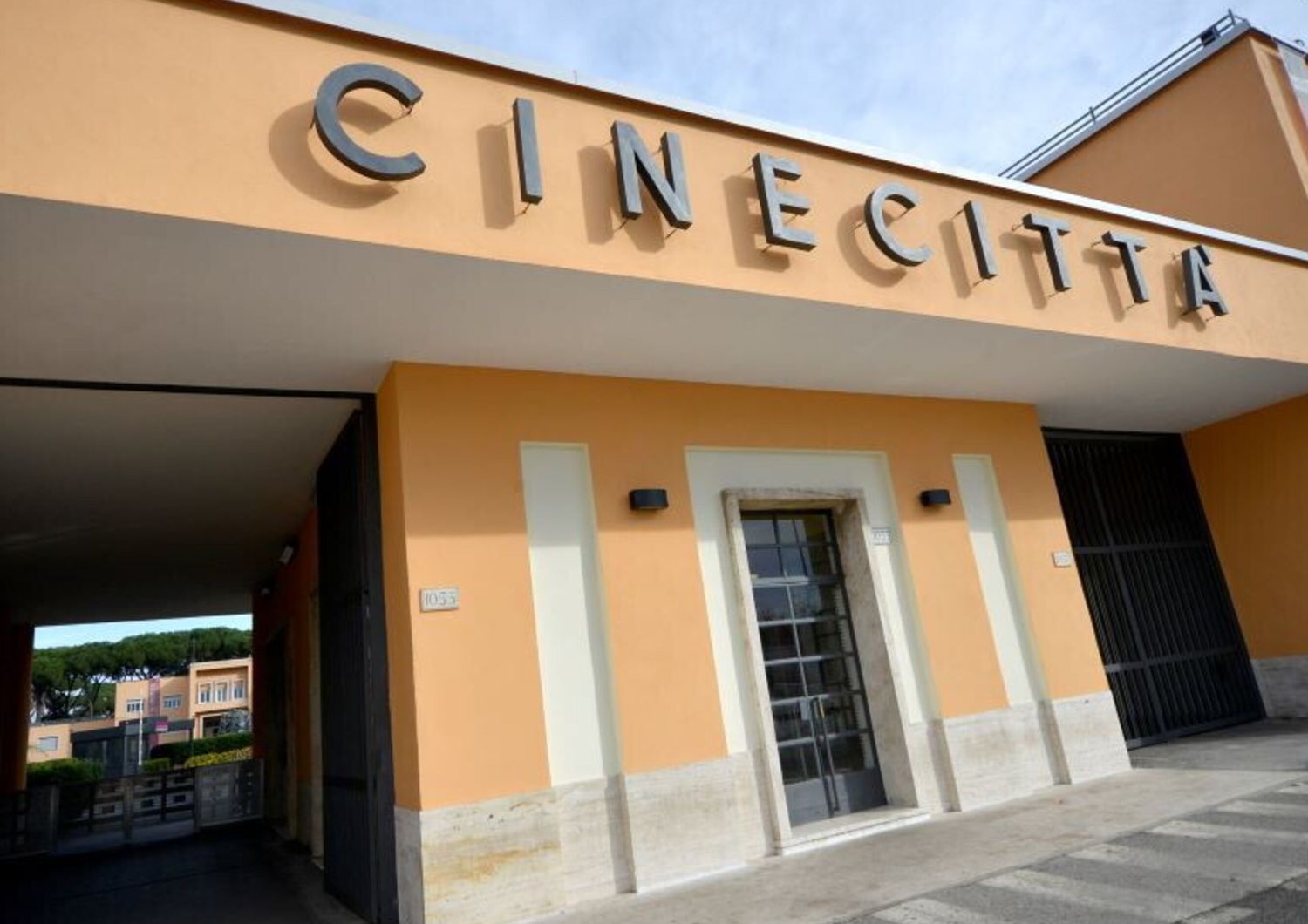 Giuli celebra la rinascita di Cinecittà: "Prima era come l'Unione Sovietica"