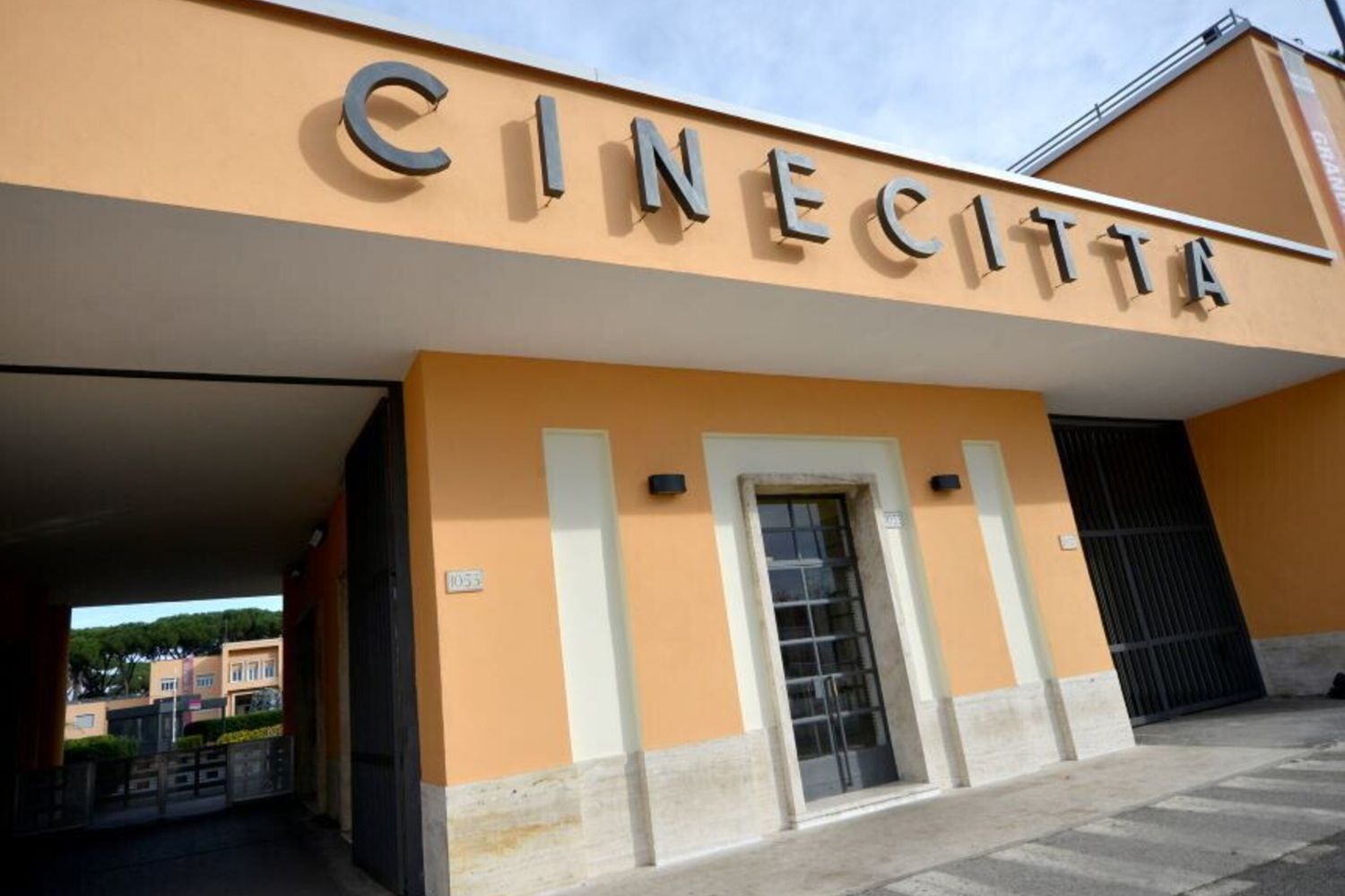 Giuli celebra la rinascita di Cinecittà: "Prima era come l'Unione Sovietica"
