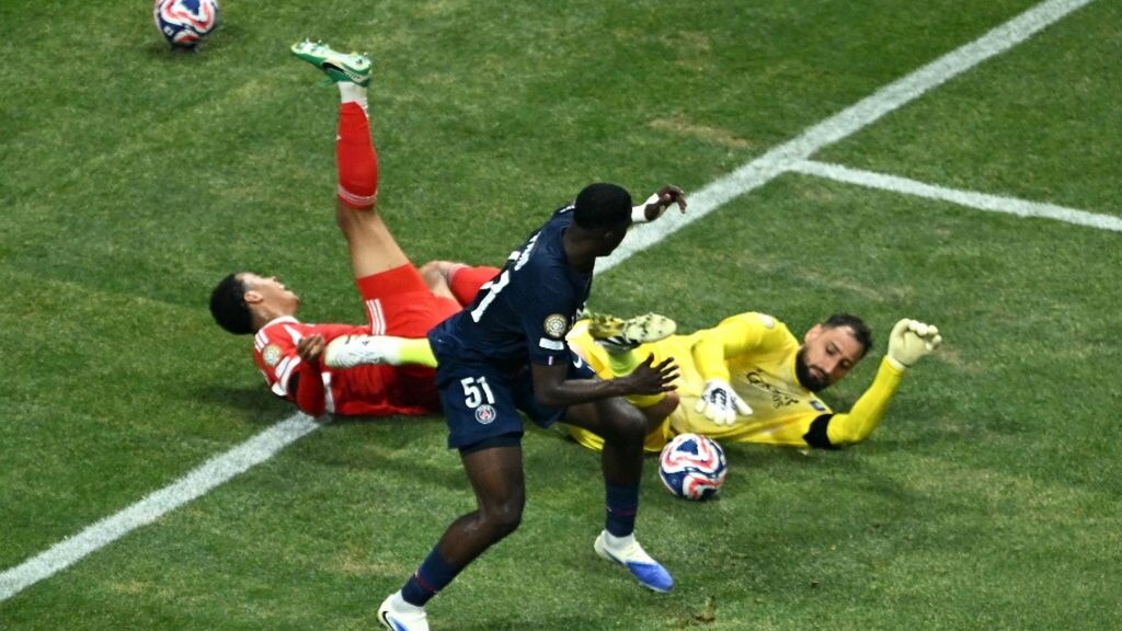 Choc ad Atlanta: Donnarumma travolge Musiala e gli rompe una gamba. Poi scoppia a piangere