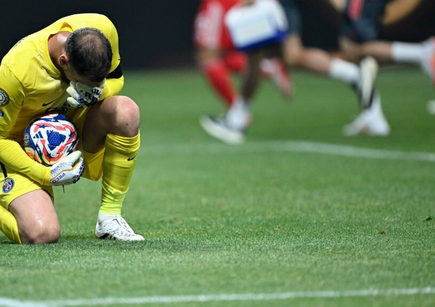 Choc ad Atlanta: Donnarumma travolge Musiala e gli rompe una gamba. Poi scoppia a piangere