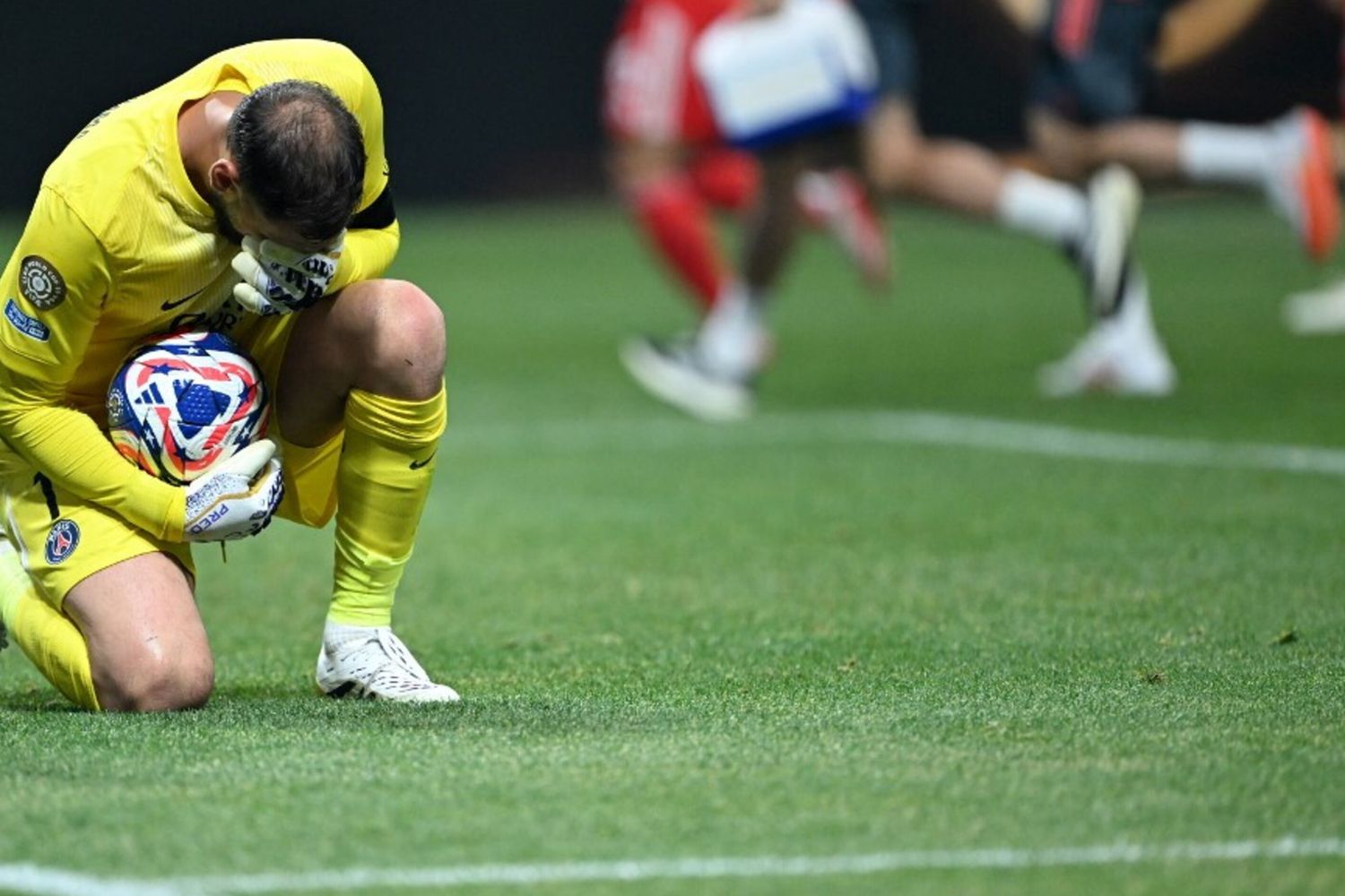 Choc ad Atlanta: Donnarumma travolge Musiala e gli rompe una gamba. Poi scoppia a piangere