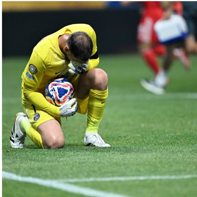 Choc ad Atlanta: Donnarumma travolge Musiala e gli rompe una gamba. Poi scoppia a piangere