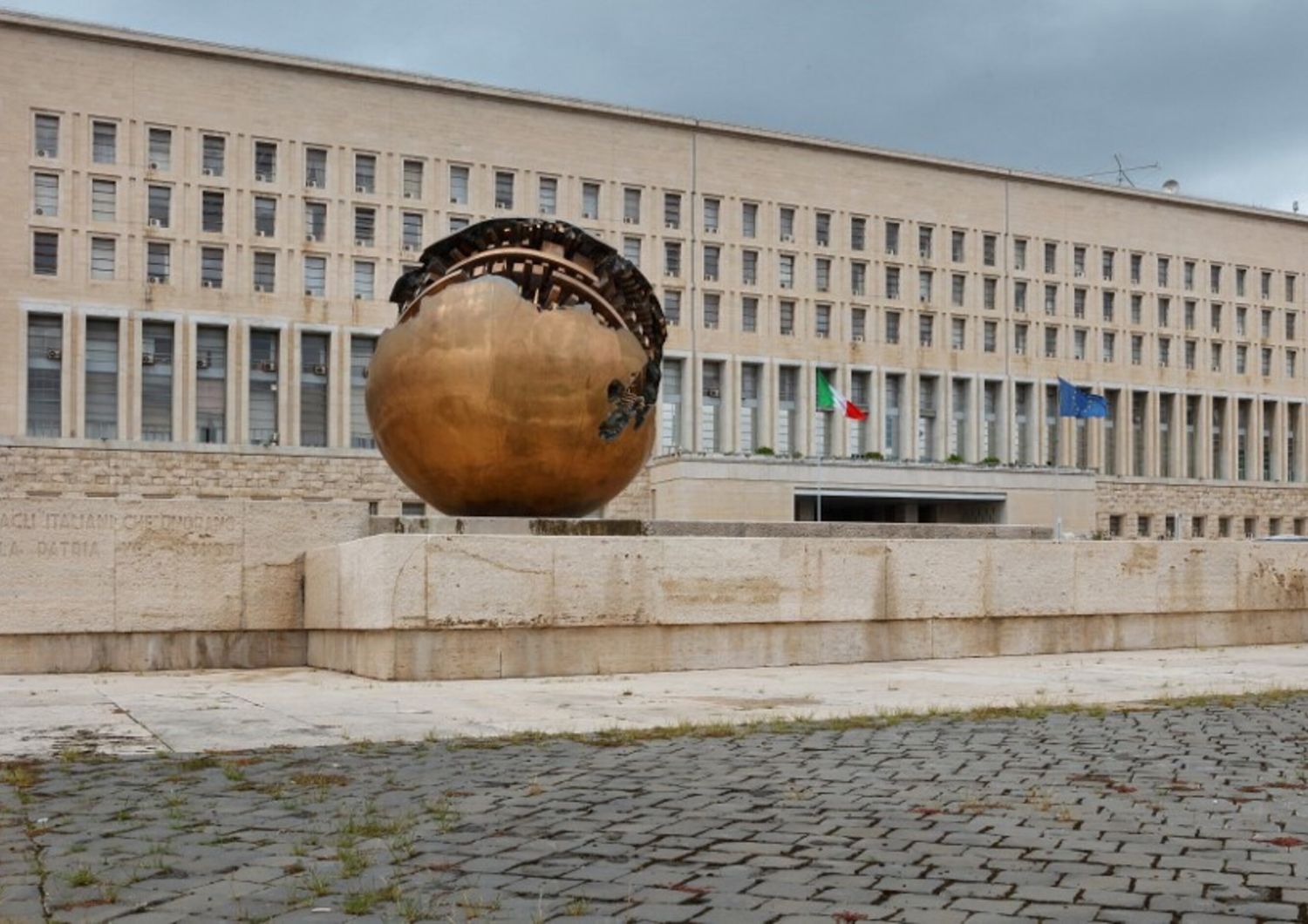 La sfera di Pomodoro alla Farnesina