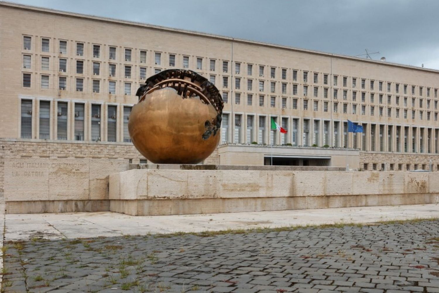 La sfera di Pomodoro alla Farnesina