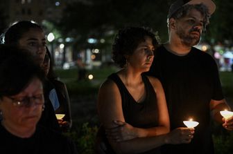 La veglia per le vittime dell'alluvione in Texas