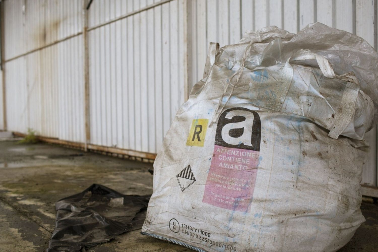 Sacchi di amianto (Afp)