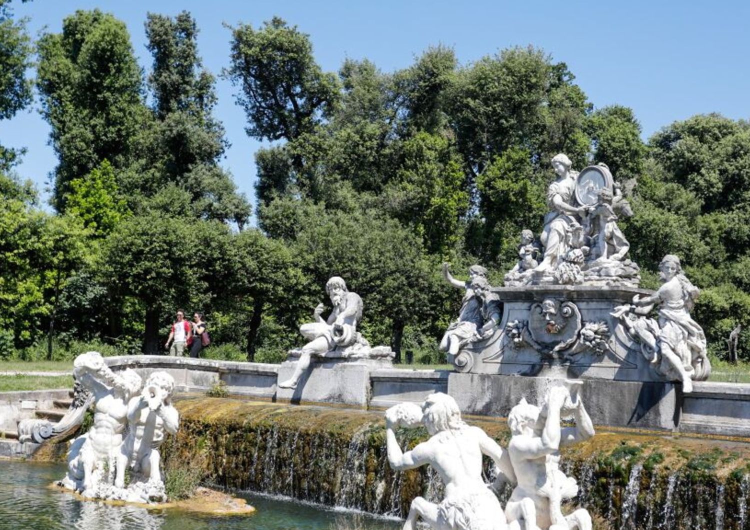 Rubava l'acqua alla Reggia di Caserta