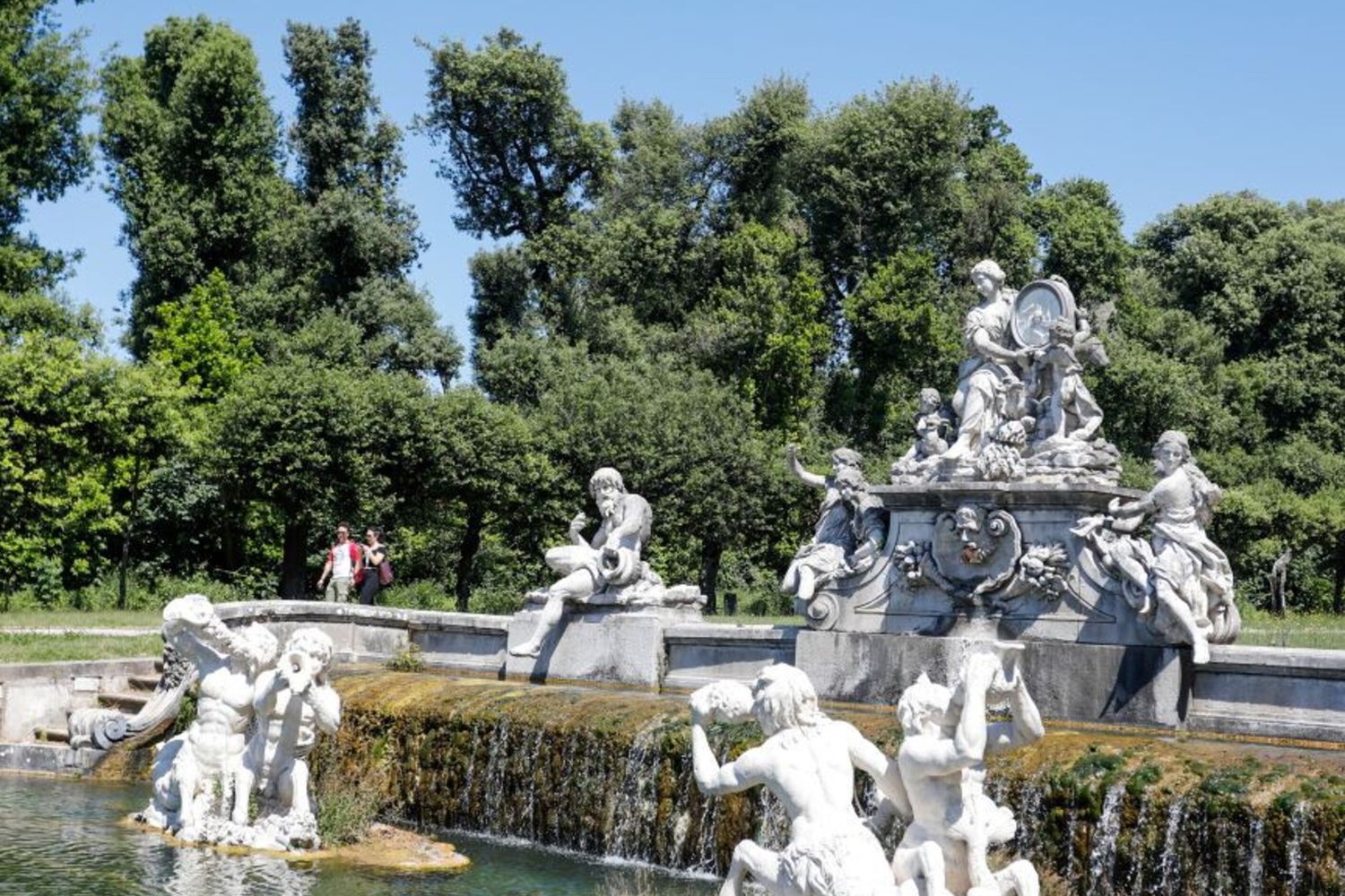 Rubava l'acqua alla Reggia di Caserta