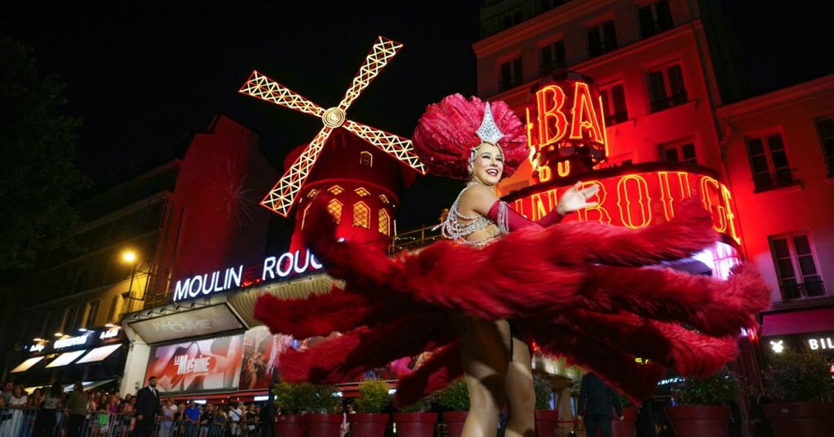 Tornano a girare le pale del Moulin Rouge dopo un anno dal crollo