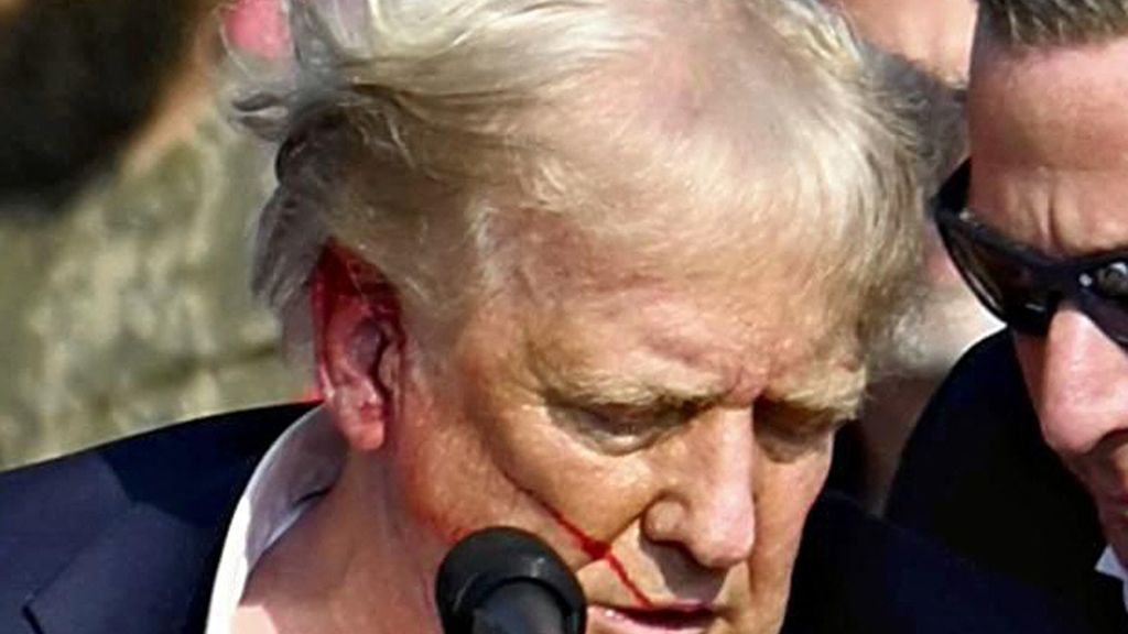 Il volto insanguinato di Trump dopo l'attentato