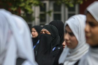 India studentessa molestata da professore si da fuoco
