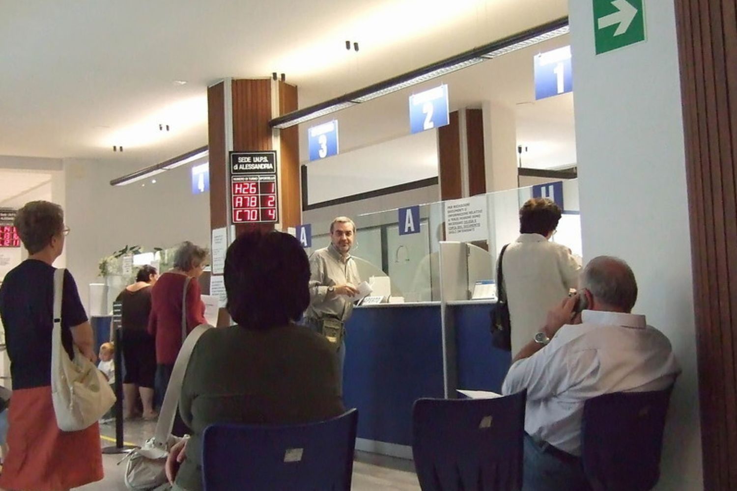 UN UFFICIO DELLA PUBBLICA AMMINISTRAZIONE DURANTE L'APERTURA DEGLI SPORTELLI AL PUBBLICO NELLA FOTO L'UTENZA IN ATTESA AGLI SPORTELLI (AGF)