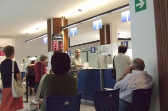UN UFFICIO DELLA PUBBLICA AMMINISTRAZIONE DURANTE L'APERTURA DEGLI SPORTELLI AL PUBBLICO NELLA FOTO L'UTENZA IN ATTESA AGLI SPORTELLI (AGF)