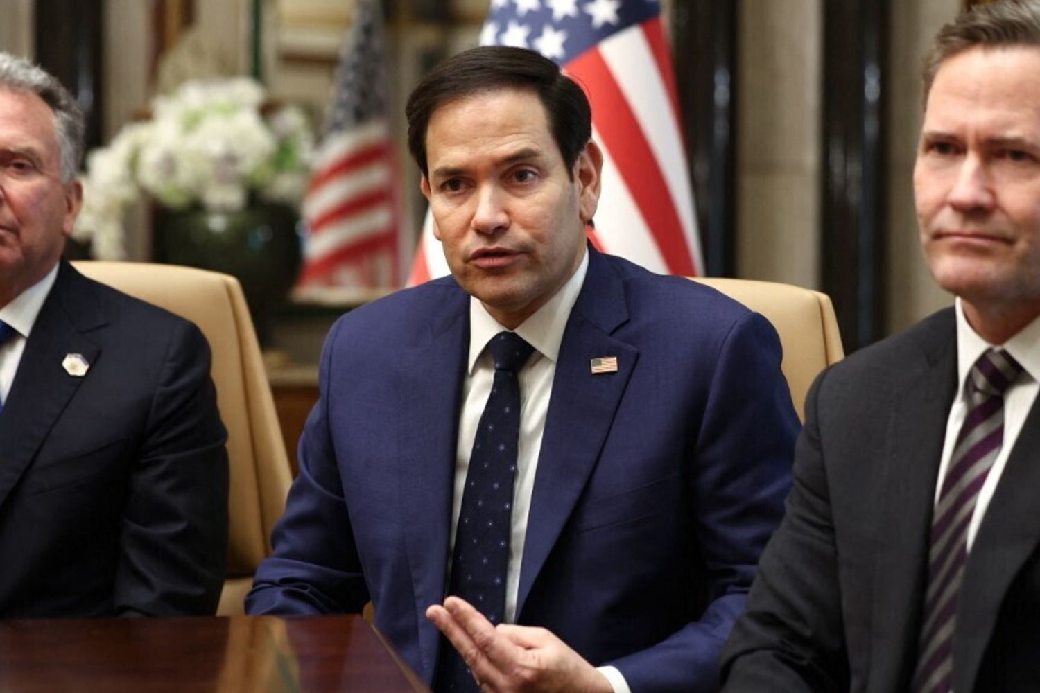 Segretario di Stato degli Stati Uniti Marco Rubio (C), Consigliere per la Sicurezza Nazionale Mike Waltz (R) e Inviato speciale per il Medio Oriente Steve Witkoff