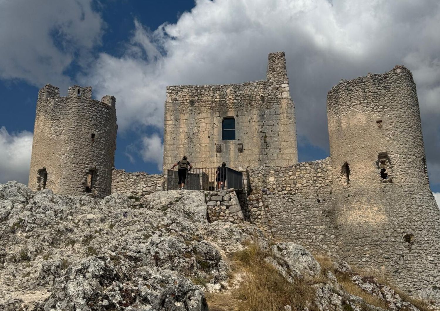 rocca-calascio-pnrr-rinascita-nuovi-abitanti