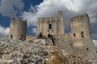 Rocca Calascio, il borgo di Lady Hawke cerca nuovi abitanti